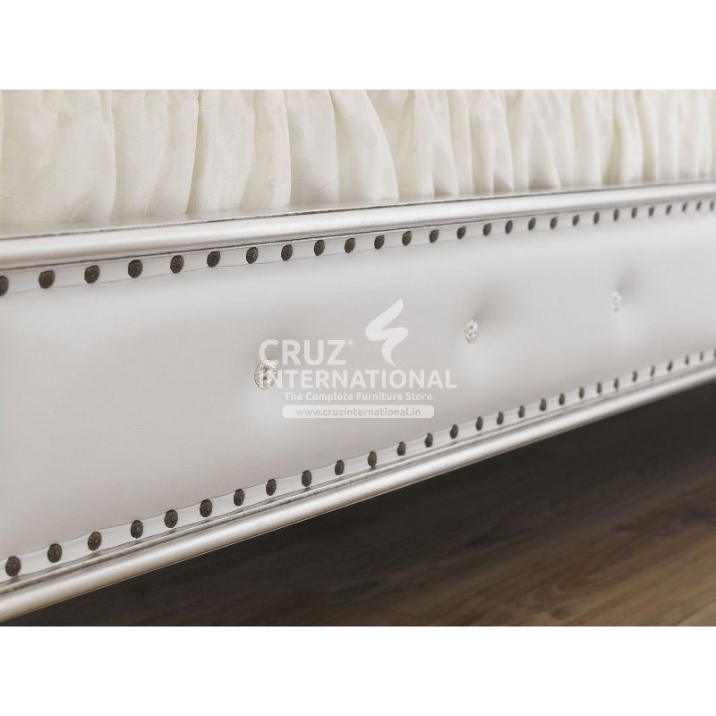 Maharaja Bianca Carving Bed CRUZ INTERNATIONAL