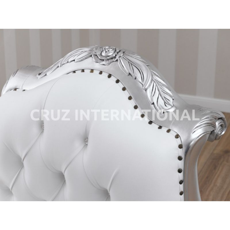 Classic Ezra Carving Settee | Standard CRUZ INTERNATIONAL