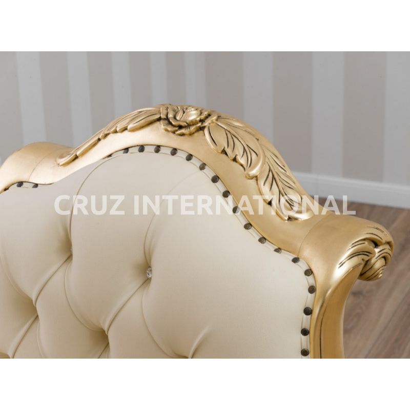 Classic Ezra Carving Settee | Standard CRUZ INTERNATIONAL