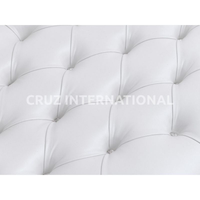 Classic Ezra Carving Settee | Standard CRUZ INTERNATIONAL