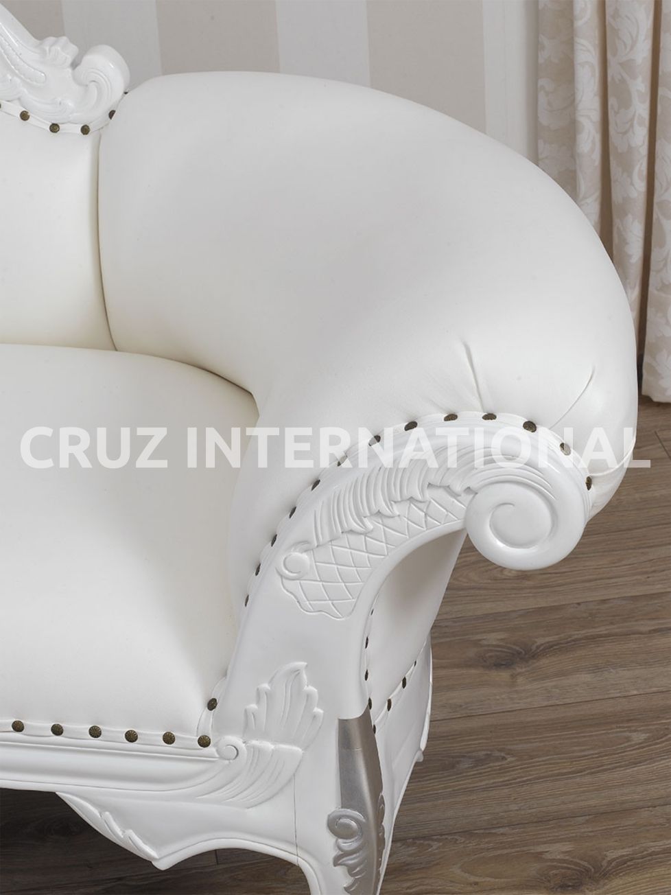 Classic Emilio Carving Settee | Standard CRUZ INTERNATIONAL