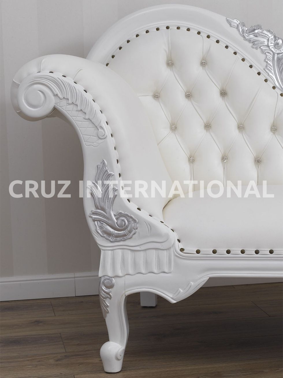 Classic Emilio Carving Settee | Standard CRUZ INTERNATIONAL